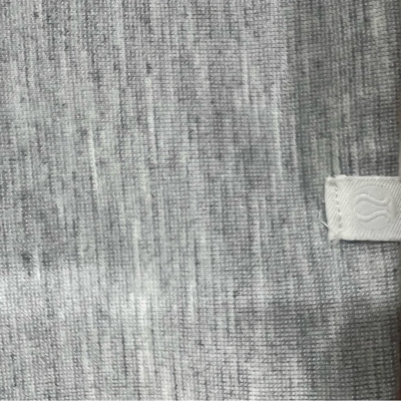 Lululemon Minimal Short Sleeve open back tee
Heathered Power Grey size 4 - Picture 3 of 3